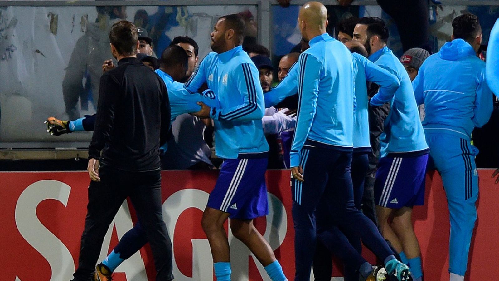 Evra, expulsado por dar una patada a un hincha del Marsella - Informativo 24h | Ver