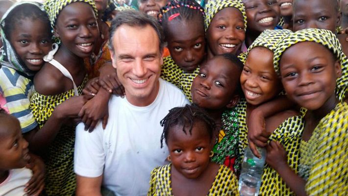 Telediario 1 - El fútbol como motivación para ir al colegio en Chad, gracias a la Fundación Grosso