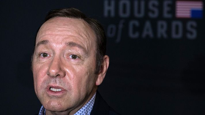 Telediario 1 - Ocho trabajadores de 'House of Cards' acusan a Kevin Spacey de acoso y abusos sexuales