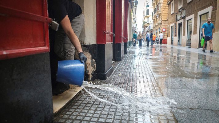 Telediario 1 - Una tromba de agua provoca numerosas incidencias en la provincia de Cádiz