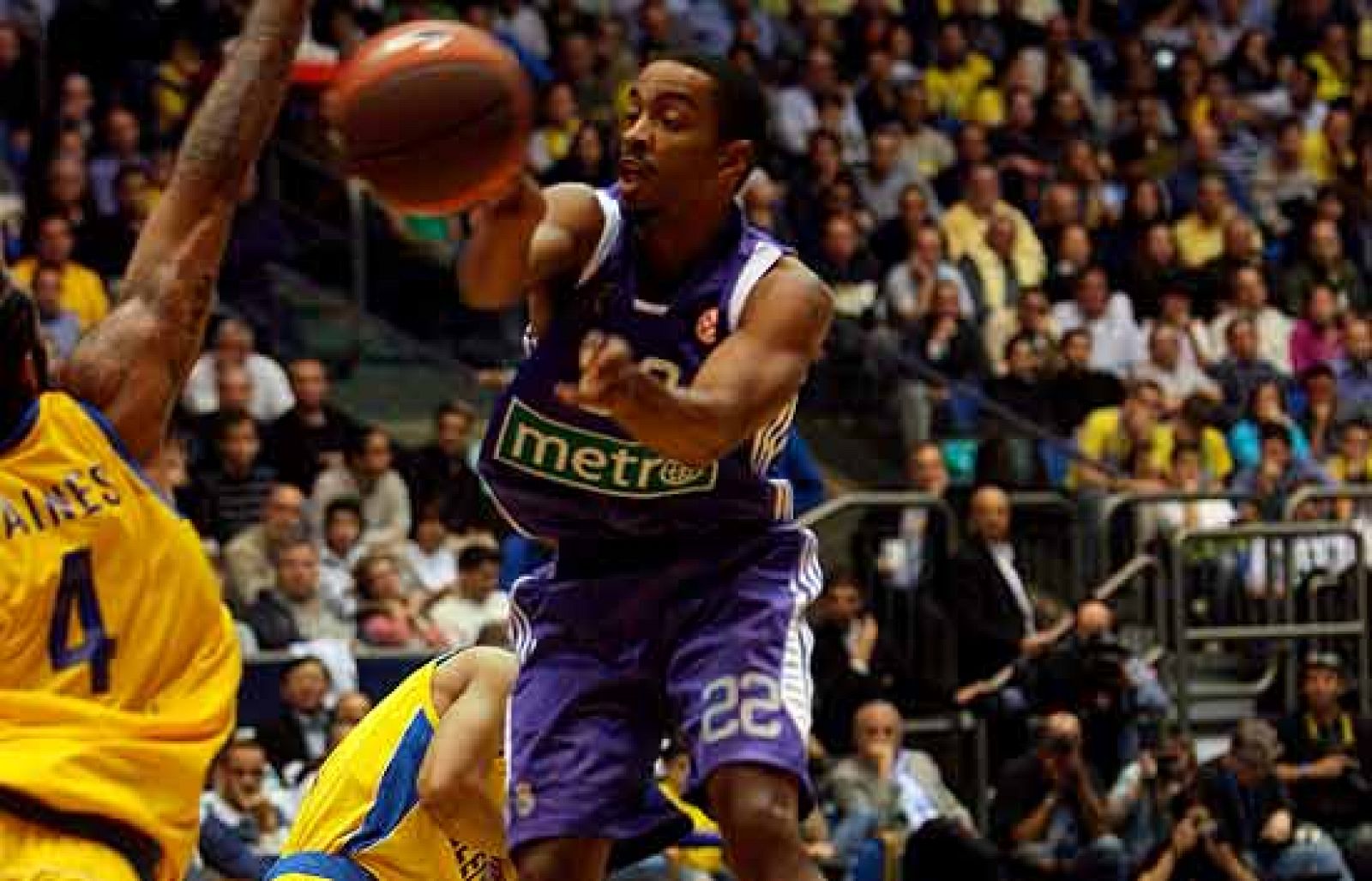 El Real Madrid ya está en cuartos de la Euroliga después de vencer al Maccabi (69-73). Los blancos se jugarán la primera plaza con el Regal barcelona, que ganó al Alba Berlín por 57-75.