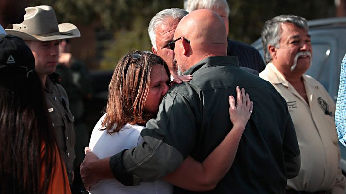 Telediario 1 - El tiroteo mortal conmociona la pequeña comunidad de Sutherland Springs