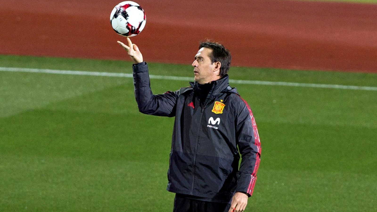 La polémica surgida por la camiseta que lucirá España en el Mundial 2018 ha alterado el plan que había marcado para una presentación que se iba a realizar el miércoles tras el entrenamiento matinal, con los jugadores patrocinados por adidas de la Roj