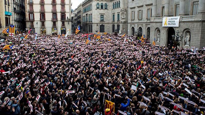 Telediario 1 - Unas 8.000 personas se concentran en Sant Jaume para reclamar la libertad de los encarcelados