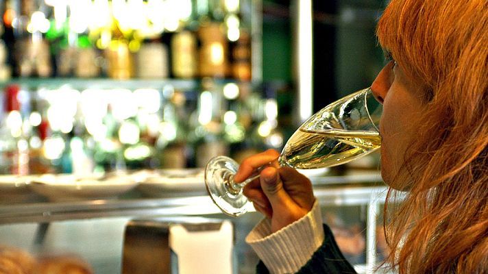 Telediario 1 - Un sondeo asegura que mas de un 20 % de los españoles han dejado de comprar productos catalanes