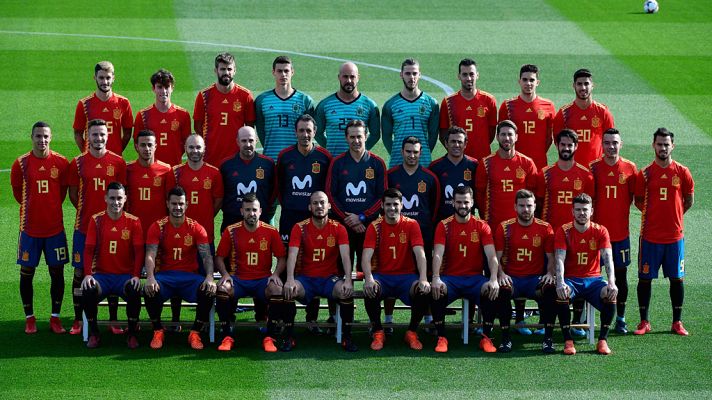 Telediario 1 - España posa con su nueva y polémica camiseta