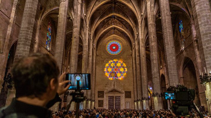 Telediario 1 - Cientos de personas acuden a la catedral de Palma para ver el espectáculo del ocho