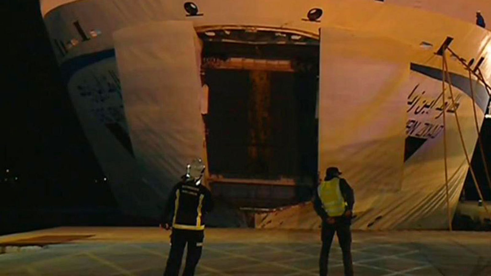 Un ferry, que cubría la ruta Marsella-Argel, tiene que atracar en el puerto de Alcudia por un incendio en su  bodega