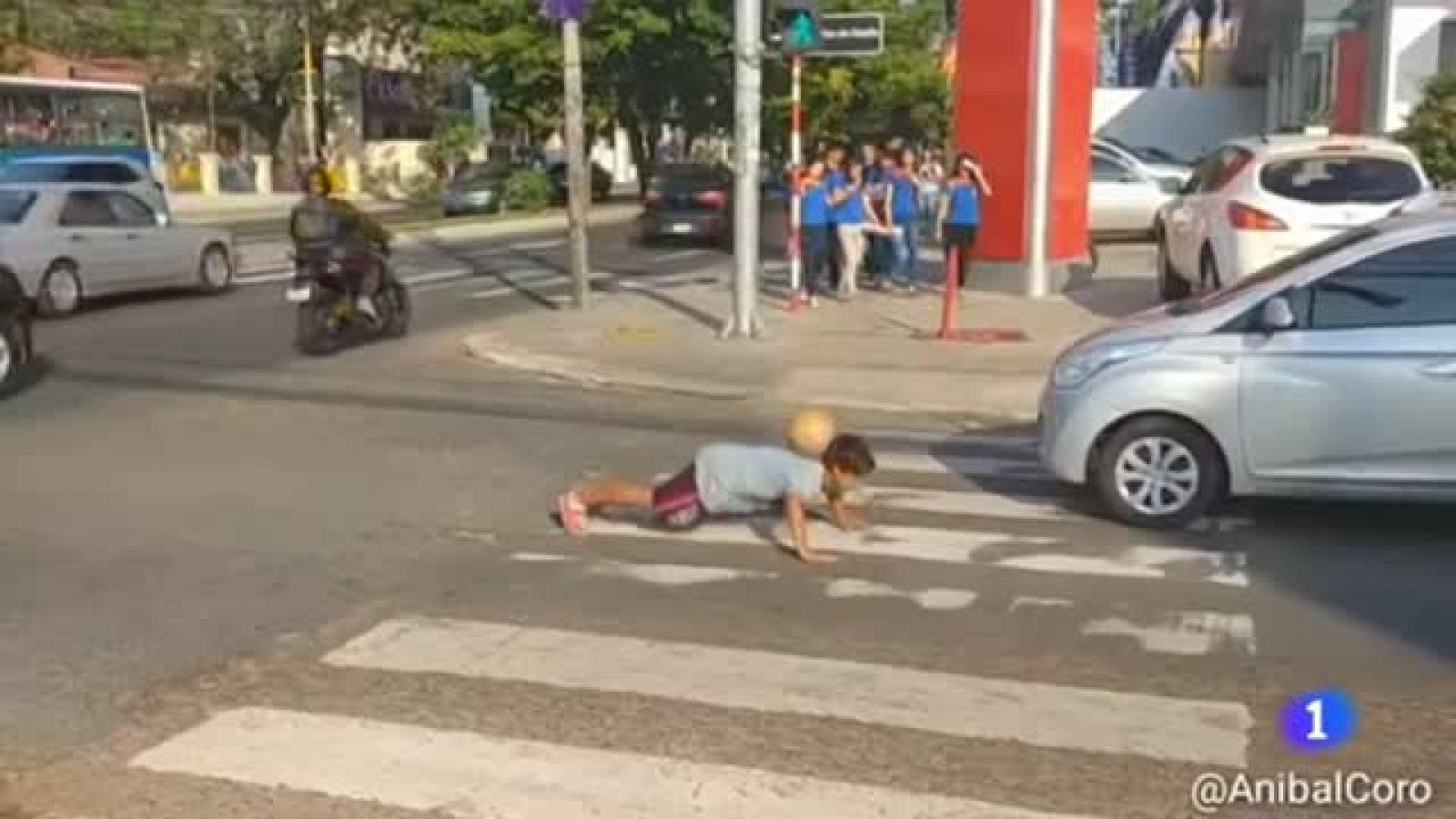 Del semáforo a la escuela del equipo de sus sueños, la historia de Iván | Ver