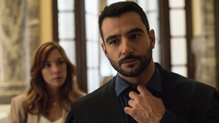 Traición - Carlos Santos no sabe si aceptar el trabajo en el bufete