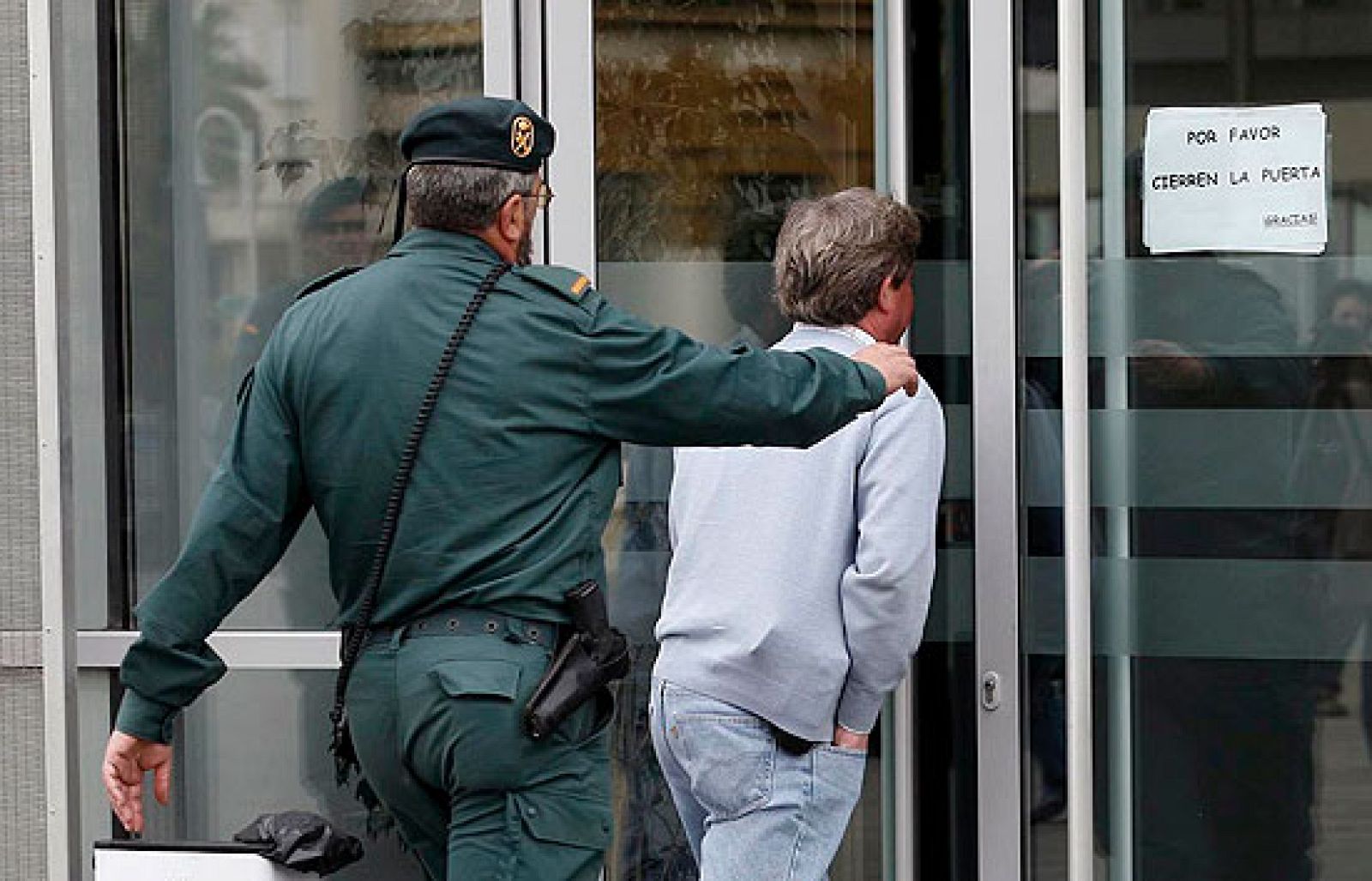 Permanece detenido por corrupción el alcalde de Alcaucín | Ver