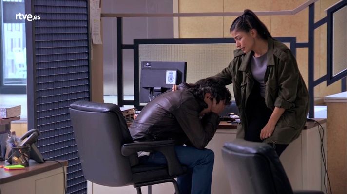 Servir y proteger - Martín se entera de la muerte de Laura