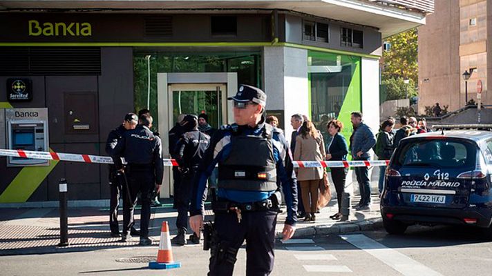 Telediario 1 - Detenido el autor de un atraco con rehenes en una sucursal bancaria de Madrid