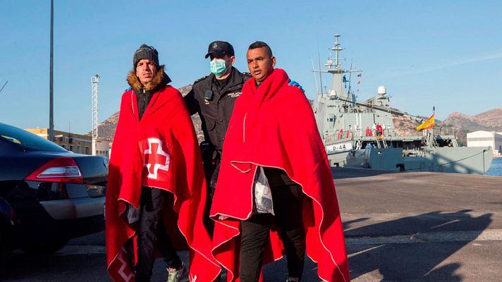 Telediario 1 - Oleada masiva de pateras hacia las costas murcianas