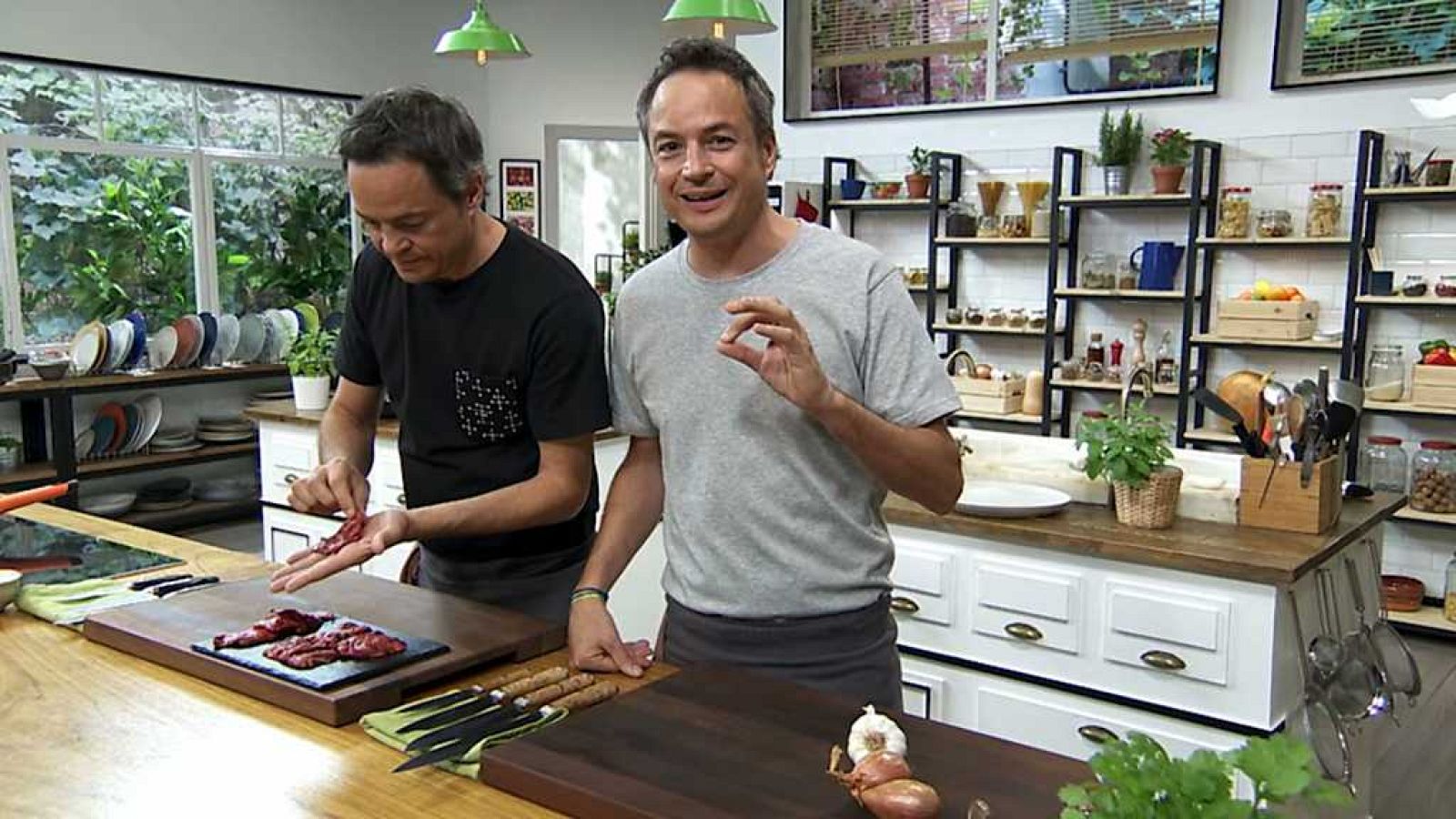 Torres en la cocina - Carrilleras con ajo negro. Mousse de chocolate blanco - ver ahora