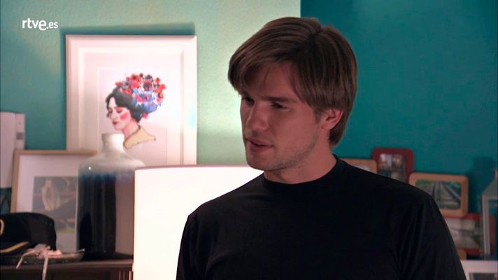 Servir y proteger - Quico, a punto de ser descubierto por Olga