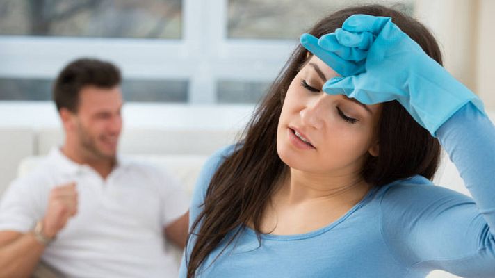 Telediario 1 - Casi la mitad de los europeos considera que el papel principal de la mujer es cuidar del hogar y la familia