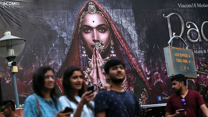 Telediario 1 - Un miembro del partido del Gobierno indio ofrece una recompensa por decapitar a una actriz de Bollywood