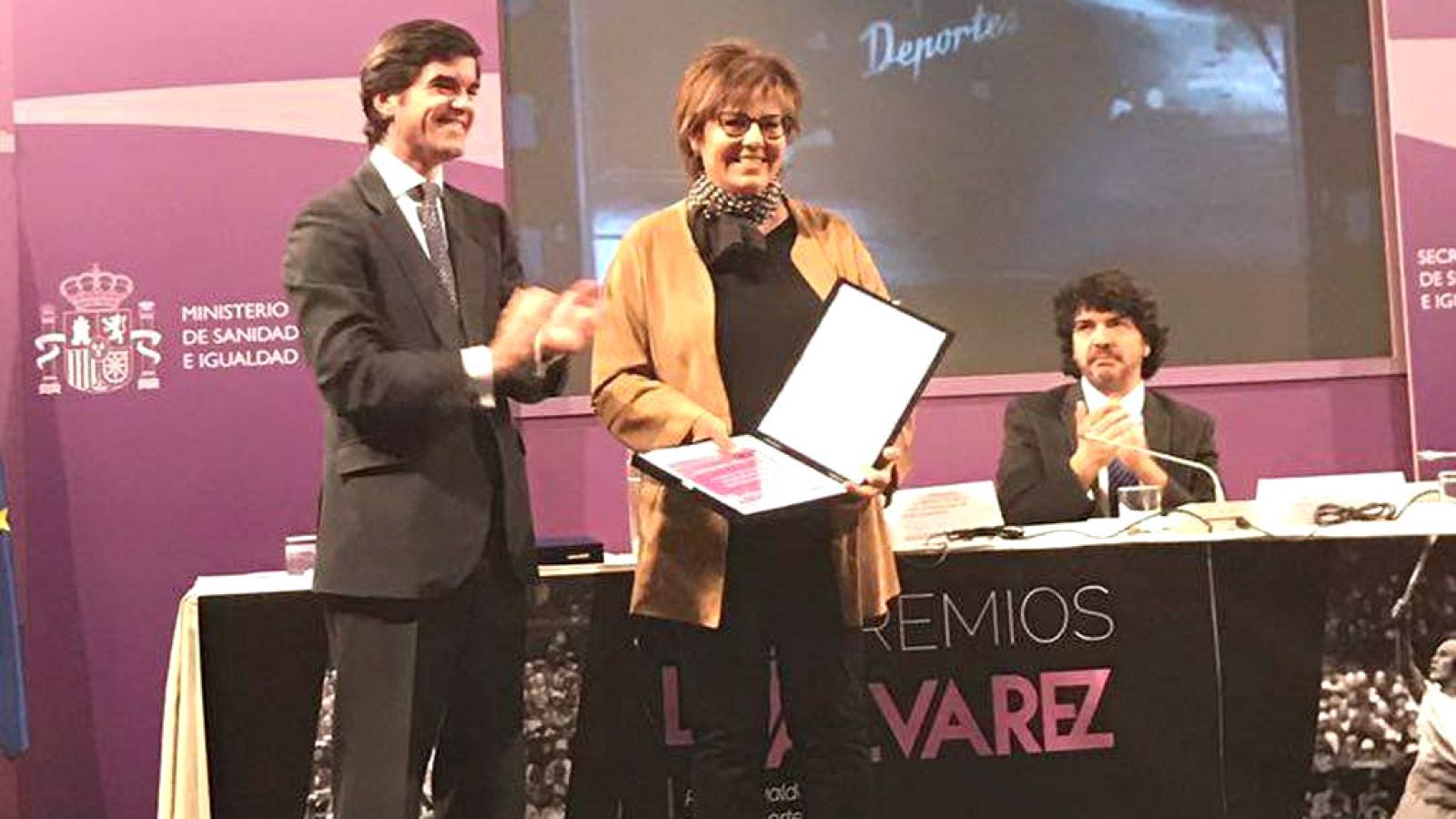 María Escario ha recogido esta mañana el Premio Lilí Álvarez de periodismo audiovisual por el reportaje Rugby, el rugido de las leonas. Este galardón reconoce los trabajos periodísticos que contribuyen a la defensa de la igualdad en el deporte y a vi