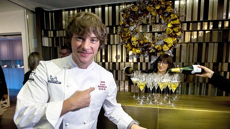 Aponiente, de Ángel León en El Puerto de Santa María (Cádiz), y ABaC de Jordi Cruz en Barcelona, han logrado la tercera estrella Michelin, con lo que son once los restaurantes españoles que ostentan la máxima distinción en la Guía de España y Portuga