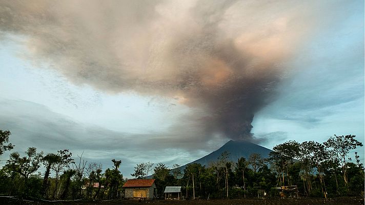 Informativo 24h - Alerta máxima por la erupción de un volcán en Bali