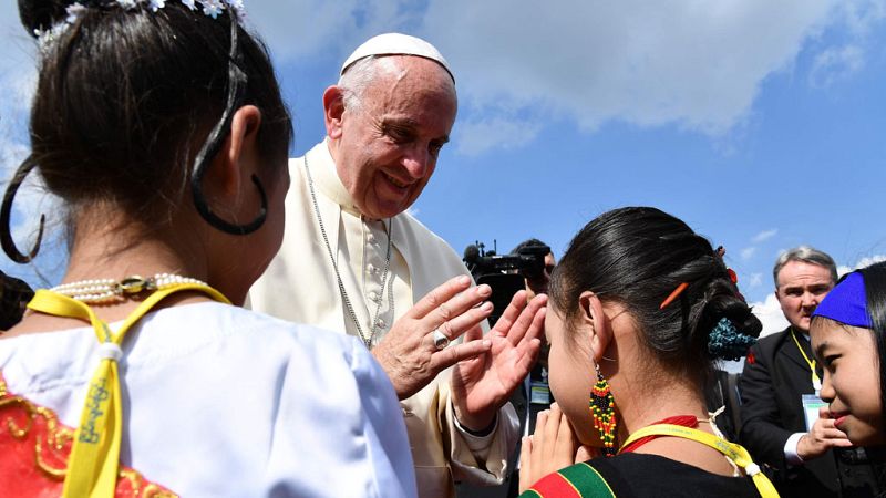 El papa Francisco llega a Birmania