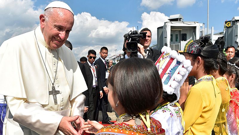 El papa Francisco llega a Birmania