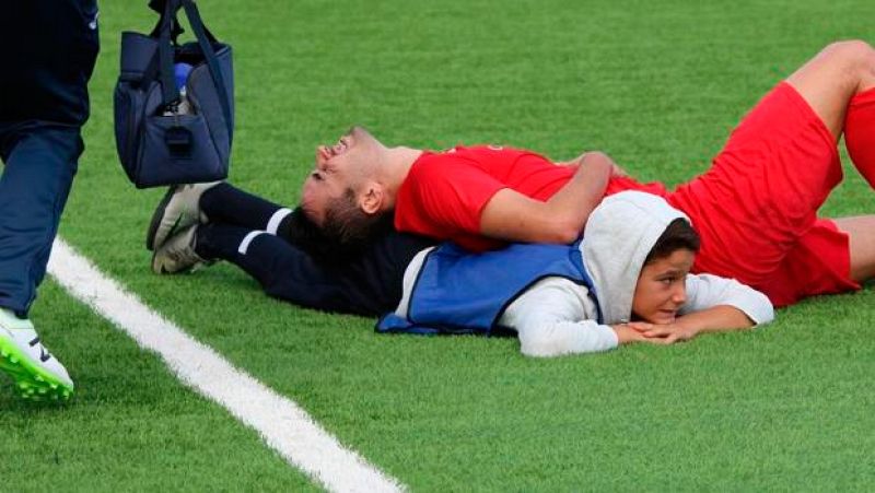 Es solo un niño, pero respondió como un adulto cuando no dudó en atender a un jugador que cayó desplomado en un partido de la División de Honor andaluza.