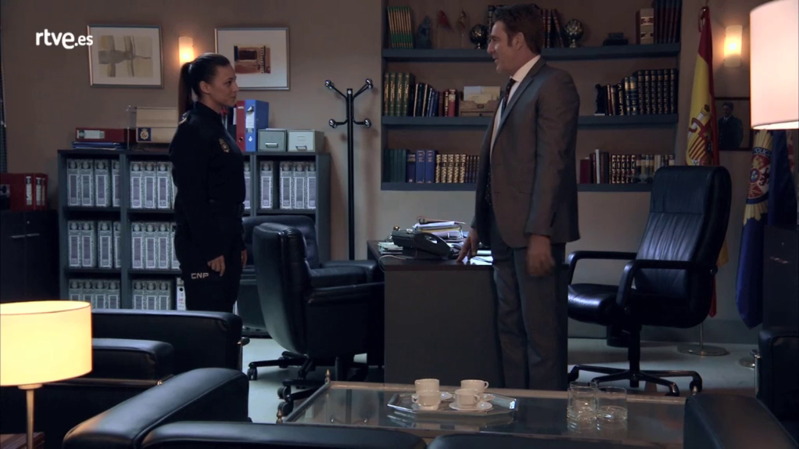 Servir y proteger - Bremón y Lola vuelven a besarse