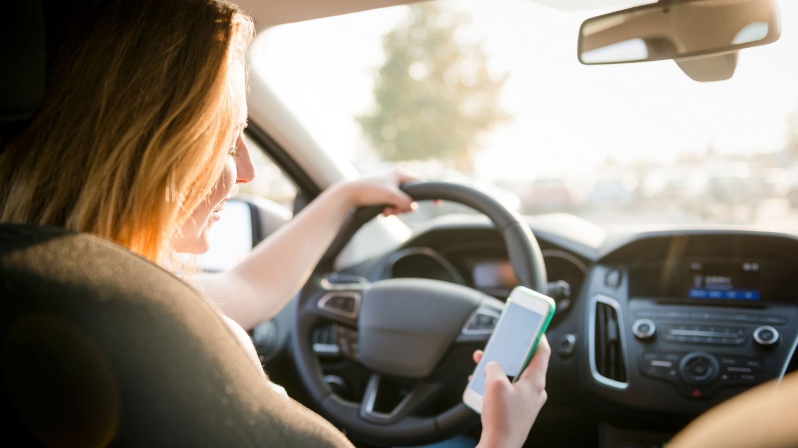 Una nueva campaña de la DGT alerta del peligro de mirar el móvil mientras se conduce