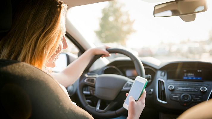 Telediario 1 - Una nueva campaña de la DGT alerta del peligro de mirar el móvil mientras se conduce