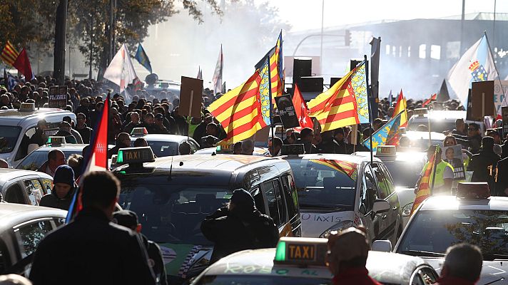  - Miles de taxistas paralizan el centro de Madrid en la manifestación convocada durante la huelga de 24 horas