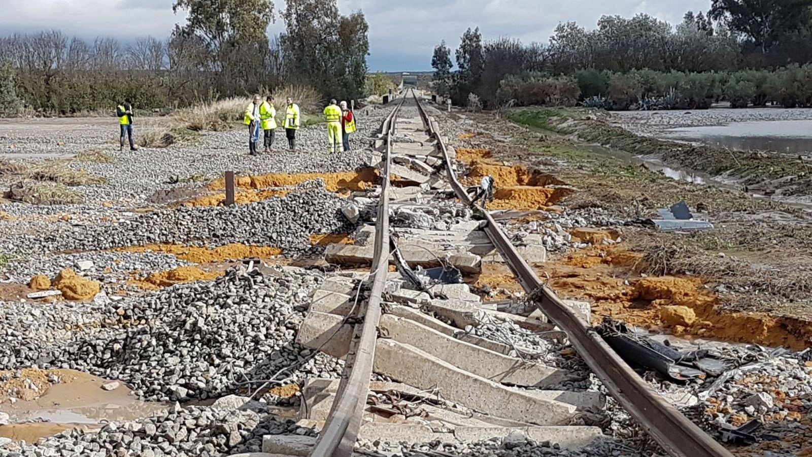 Varios heridos al descarrilar un tren de la línea Málaga-Sevilla