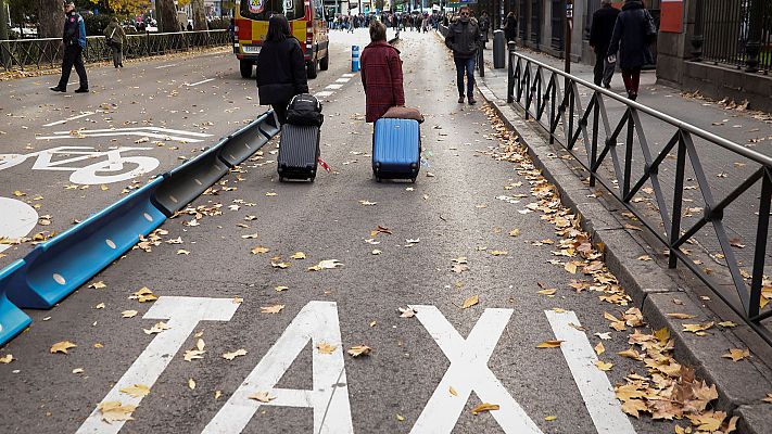 Telediario 1 - El sector del taxi acusa a los vehículos con licencia VTC de "competencia desleal"