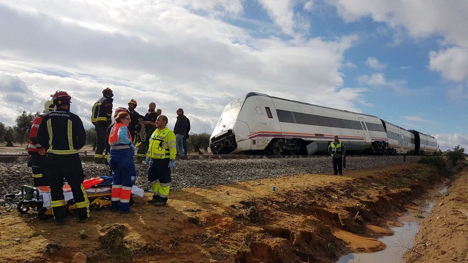 Descarrilla un tren de la línea Málaga-Sevilla y deja al menos 27 heridos, dos de ellos graves