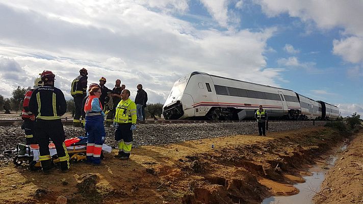 Telediario 1 - Descarrilla un tren de la línea Málaga-Sevilla y deja al menos 27 heridos, dos de ellos graves