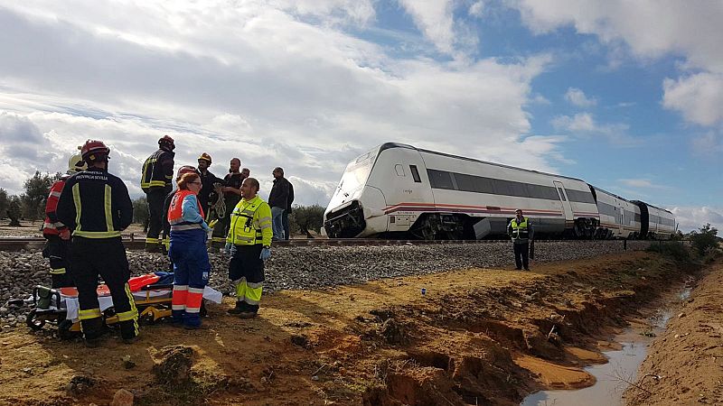 Descarrilla un tren de la línea Málaga-Sevilla y deja al menos 27 heridos, dos de ellos graves