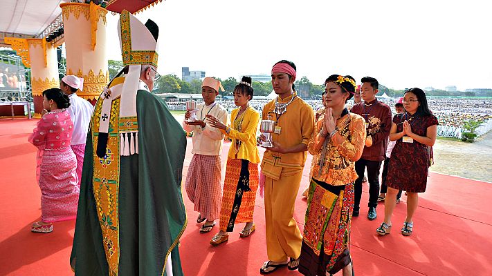 Telediario 1 - Misa multitudinaria del papa Francisco en Myanmar