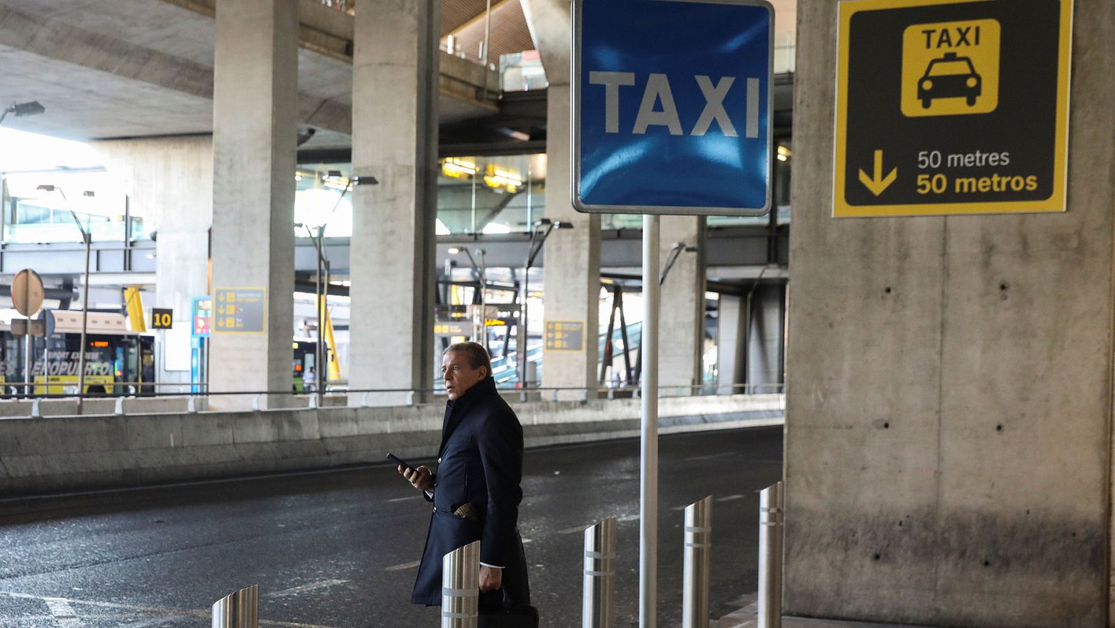 La huelga del taxi se nota en estaciones y aeropuertos: "¿No hay taxis? ¿Ninguno?"