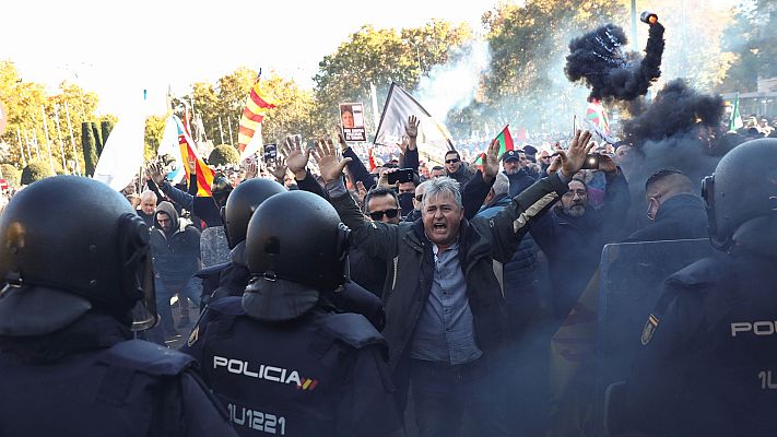 Telediario 1 - Los taxistas secundan la huelga de forma "masiva" y protestan en Madrid contra las VTC
