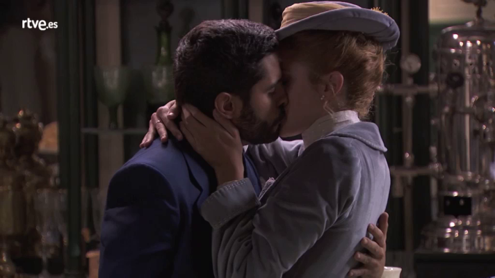 Acacias 38 - Elvira besa a Víctor