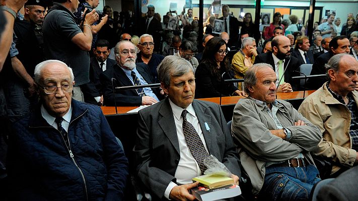 Telediario 1 - La justicia argentina condena a los responsables de los 'vuelos de la muerte' en una sentencia histórica