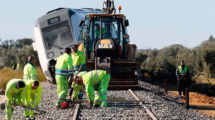 Telediario 1 - Fomento considera que el descarrilamiento del tren en Sevilla fue "no previsible"