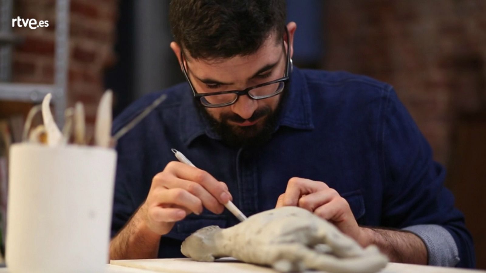 Desatados - 13 Julio Galindo, Artista Plástico - Escuchar ahora