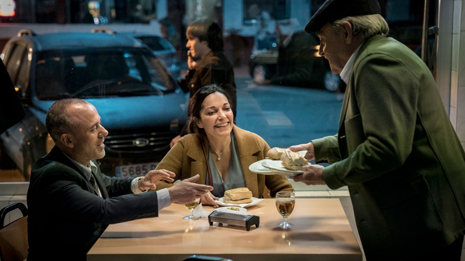 Arturo se da cuenta de que hay algo entre Márquez y Laura