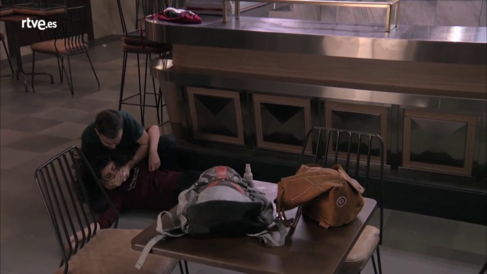 Servir y proteger - Carlos secuestra a Salima