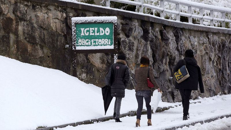 La nieve se intensifica, complica el tráfico y afecta a centros educativos