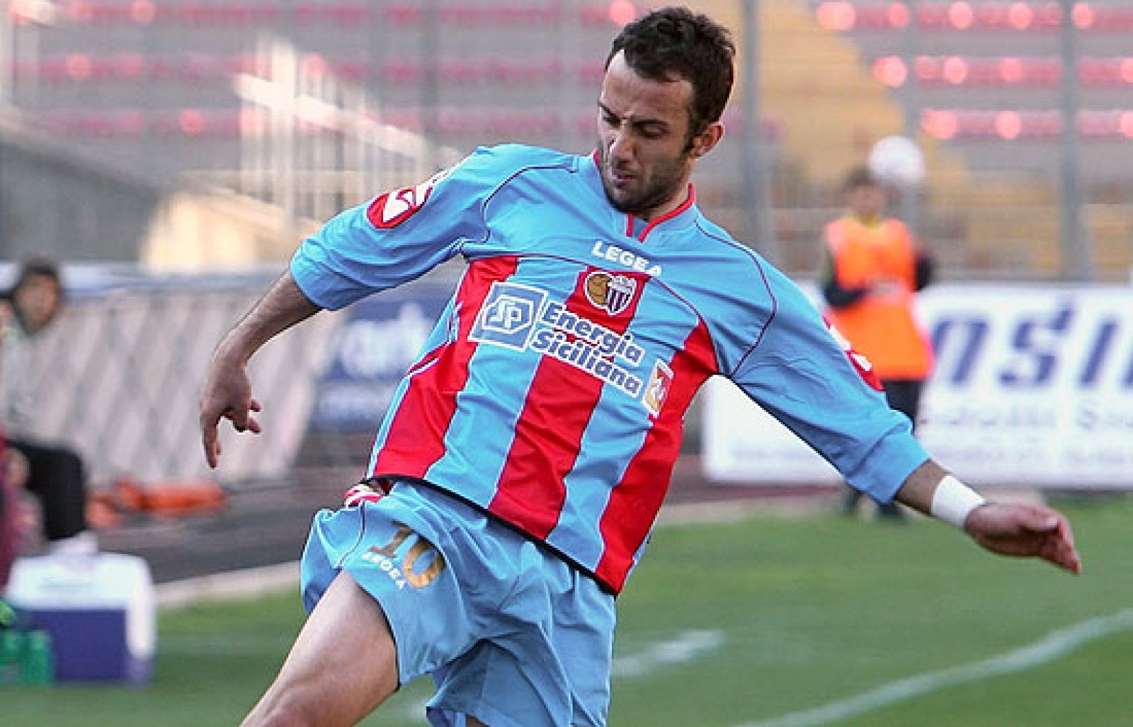 Un golazo con nombre propio, Giuseppe Mascara. El jugador del Catania consiguió meter un gol desde 50 metros ante el Palermo.