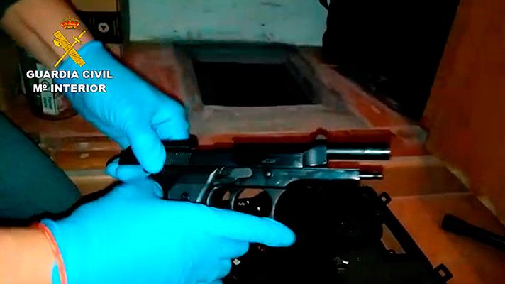 Telediario 1 - La Guardia Civil ha desarticulado un punto de venta ilegal de armas en internet
