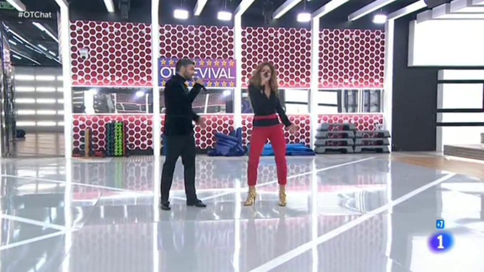 Operación Triunfo - Agoney y Miriam cantan 'Dime' en el Chat de OT